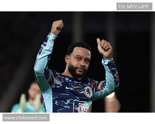 德佩替补席开怀大笑心态超好即便科林蒂安0-1落后依然乐观面对比赛