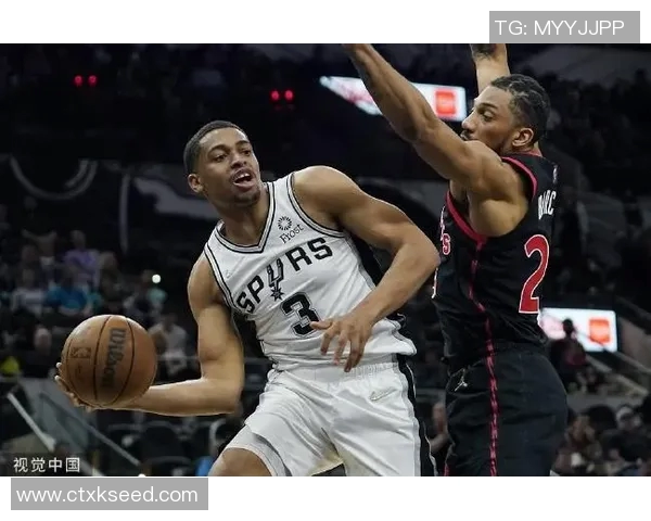 亨特上半场表现出色6投5中轻松斩获12分6篮板1助攻1抢断 亨特上半场表现出色6投5中轻松斩获12分6篮板1助攻1抢断