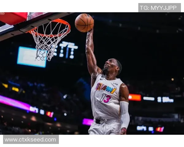 热火祝贺阿贾夺生涯第三冠阿德巴约与其合影庆祝