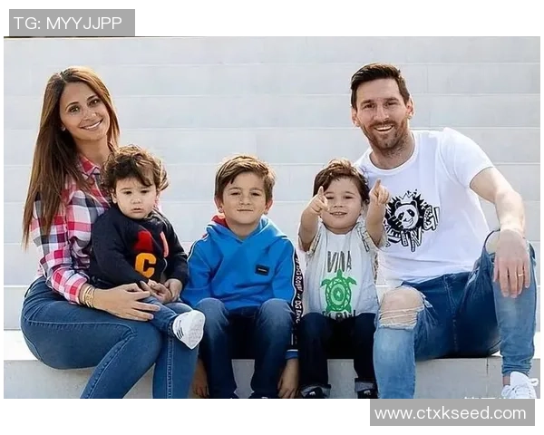 波多黎各歌手洋基老爹亲临阿根廷训练营与梅西等球员亲密合影