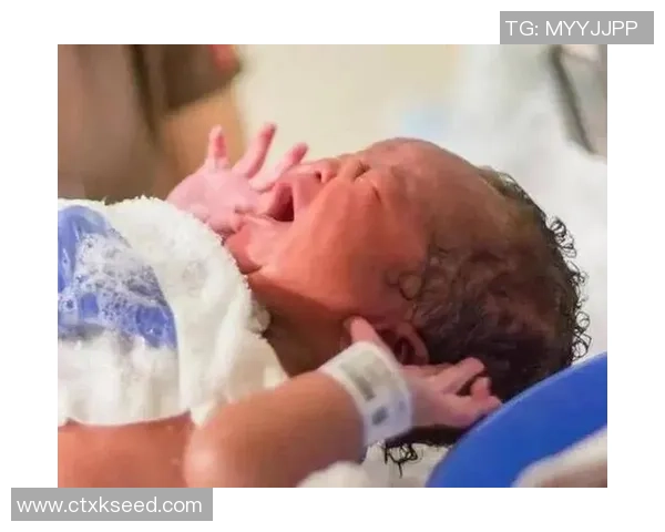 可爱泽卡分享孩子咧嘴笑照引发网友热议温馨瞬间感动无数人